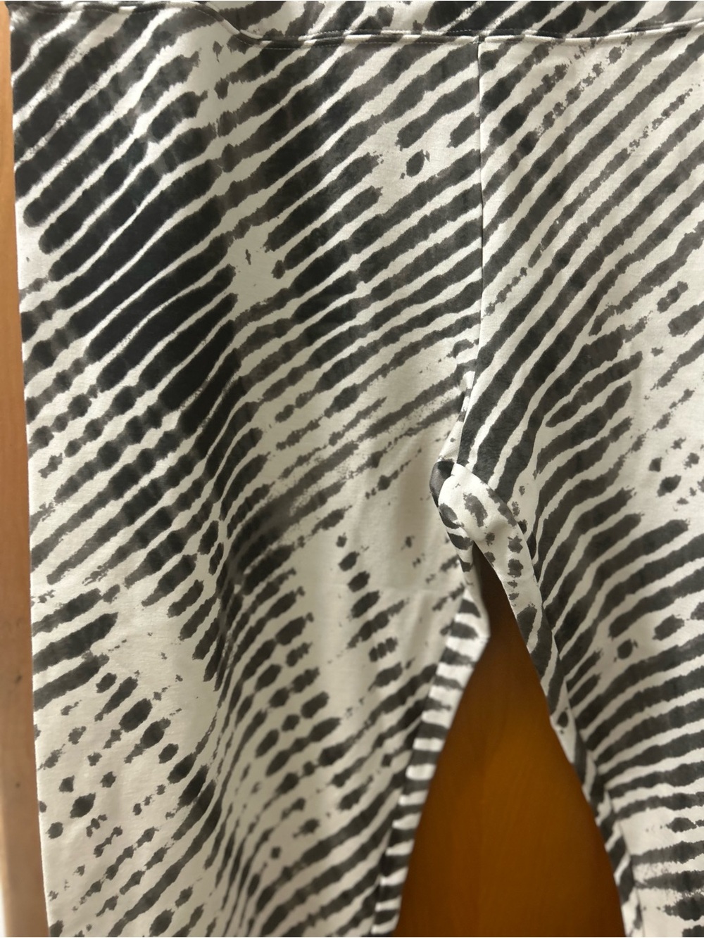 Soft Surroundings Women’s Cream and Black Patterned Leggings - Picture 6 of 7